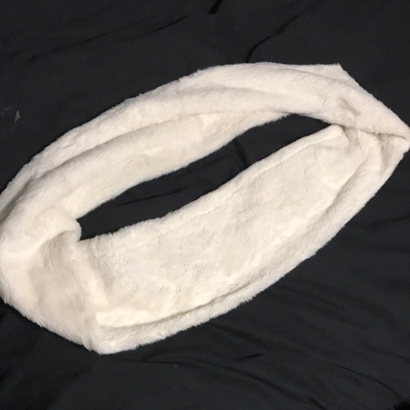 Ivory faux fur infinity scarf - Picture 2 of 3